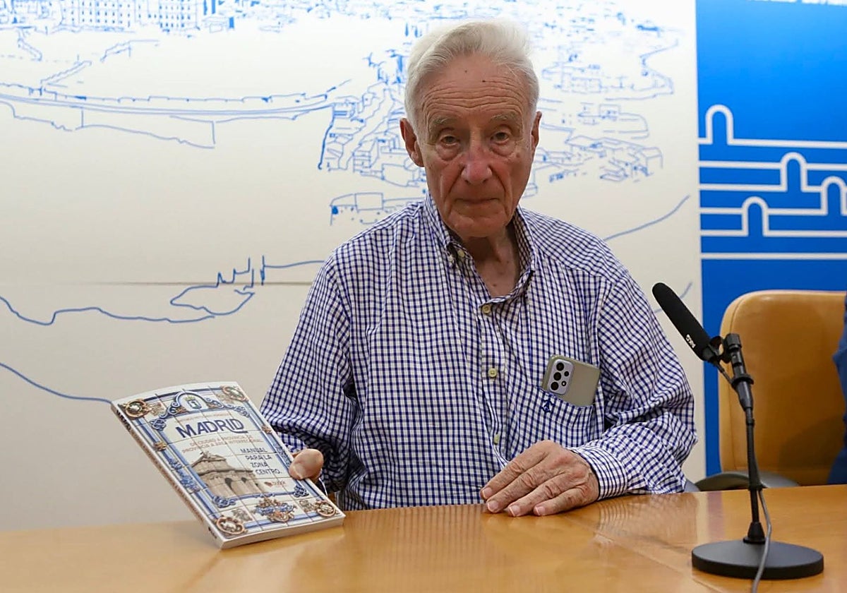 Santiago Petschen, en la biblioteca del Alcázar