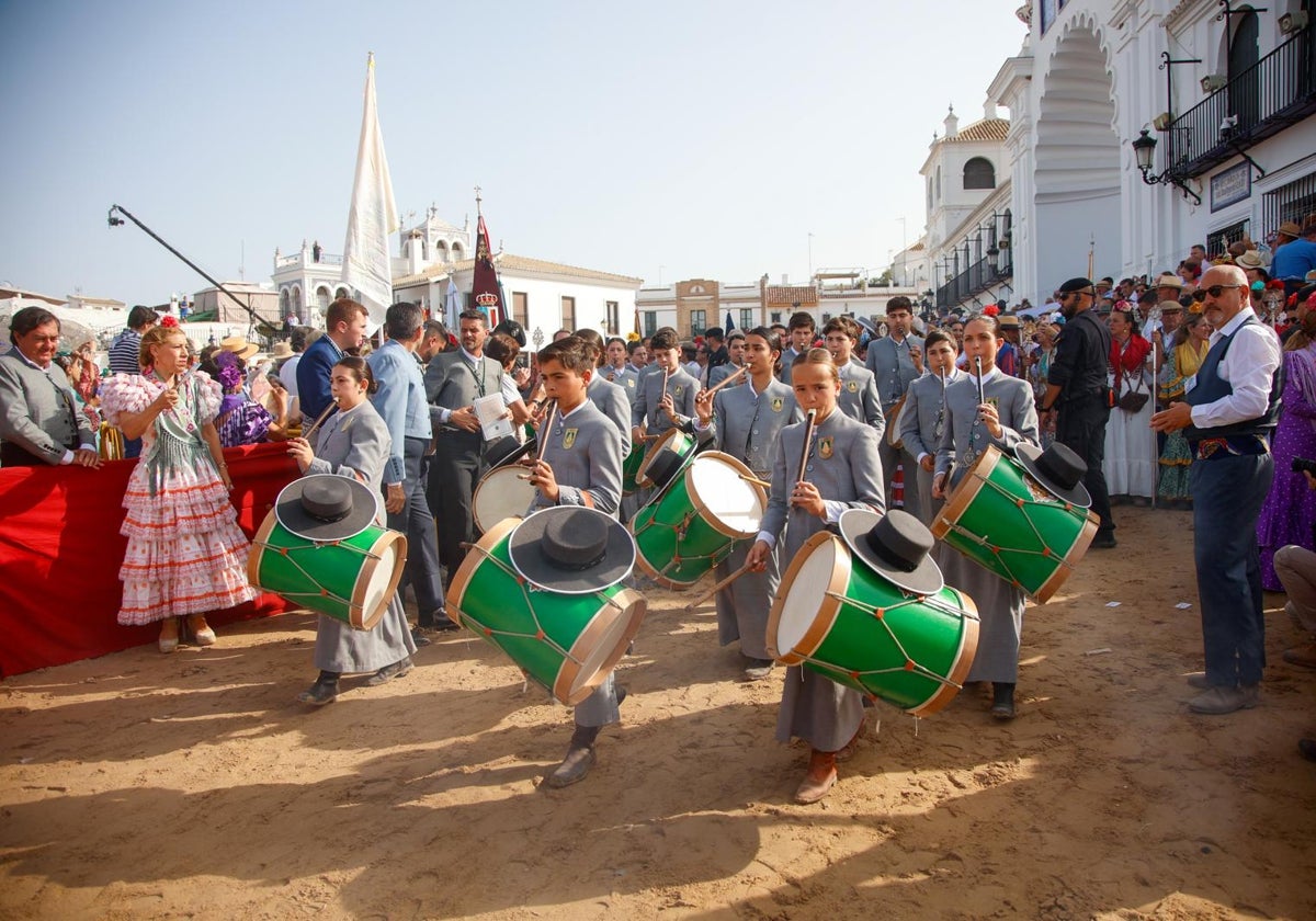 Jóvenes tamborileros de la Matriz bajo el intenso sol de este domingo