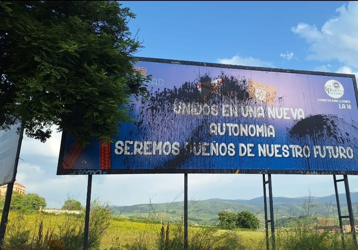 Una de las vallas de Conceyu en Ponferrada (León)