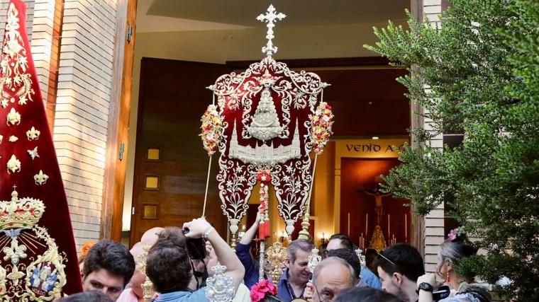 Simpecado de la Hermandad del Rocío de Sevilla Sur
