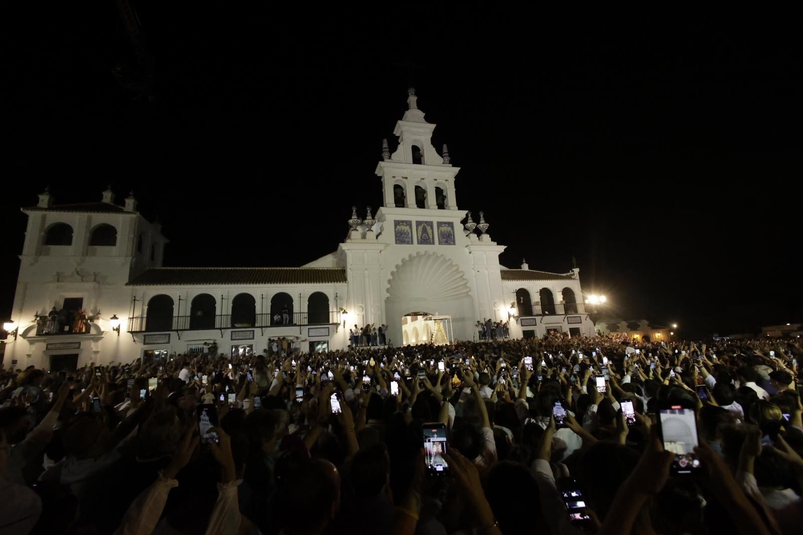 La Virgen del Rocío empieza su procesión por Almonte