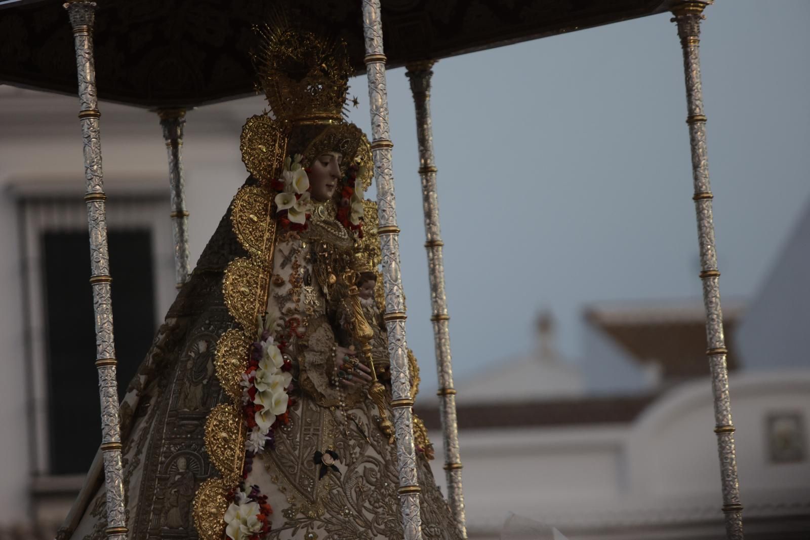 La Virgen del Rocío por la aldea almonteña