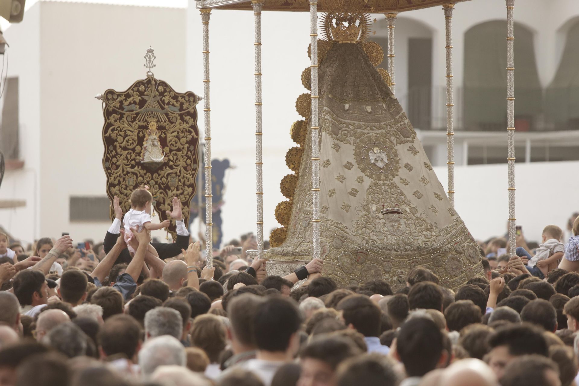 La Virgen del Rocío visita a Sevilla