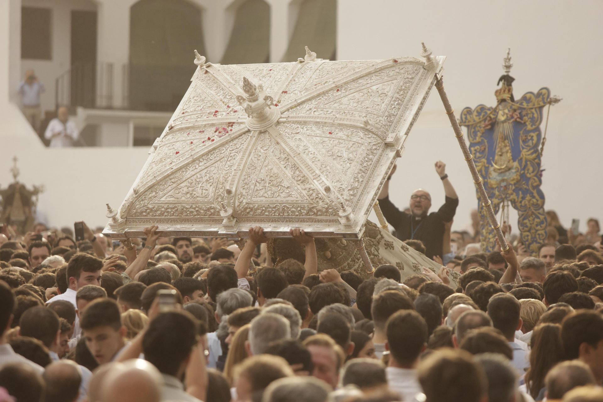 La Virgen del Rocío visita a Sevilla