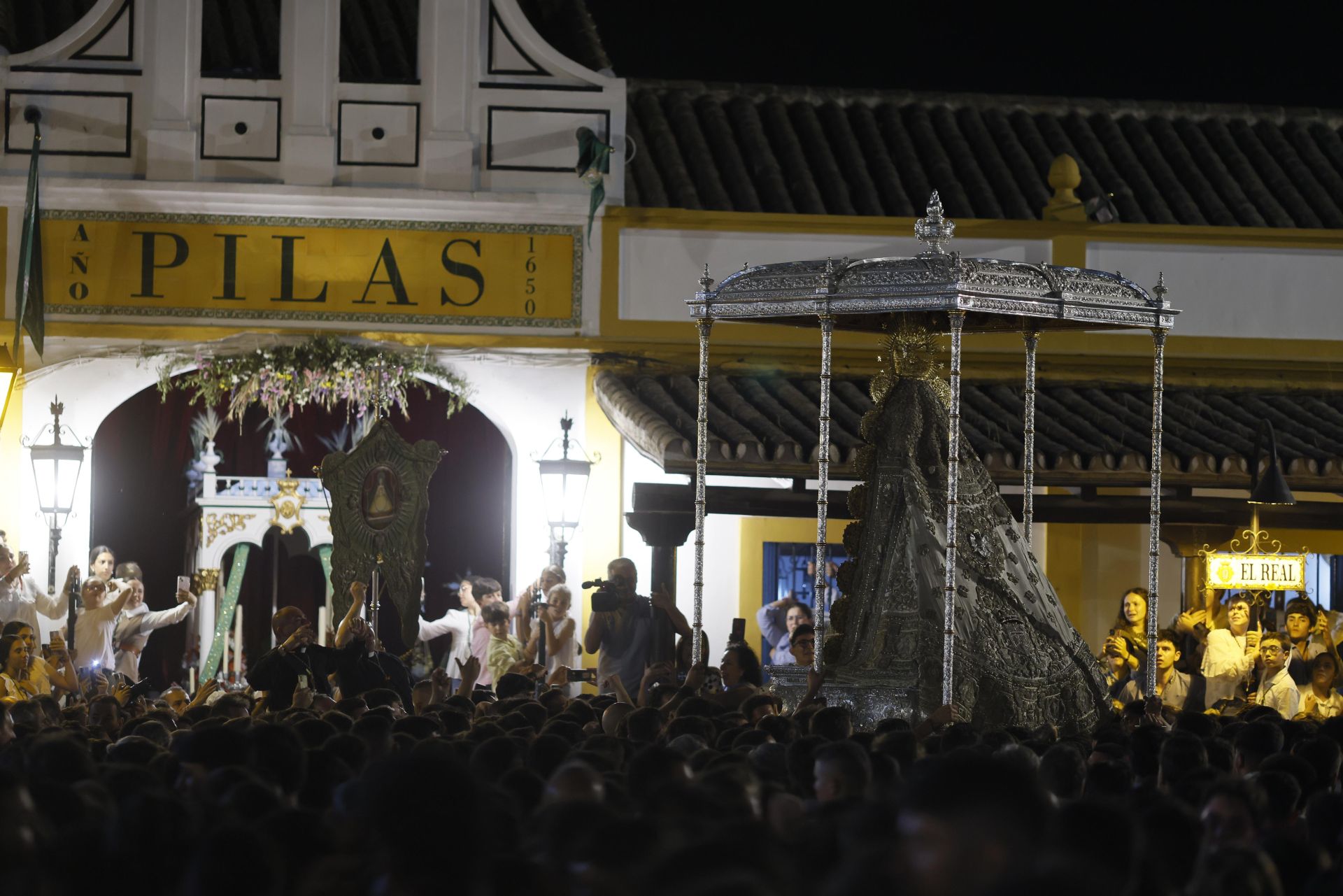 La Virgen del Rocío por la aldea almonteña