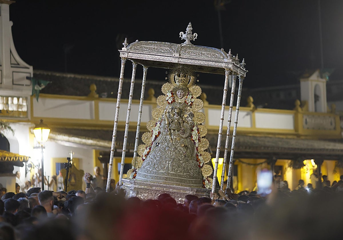 La Virgen del Rocío por las calles de la aldea almonteña