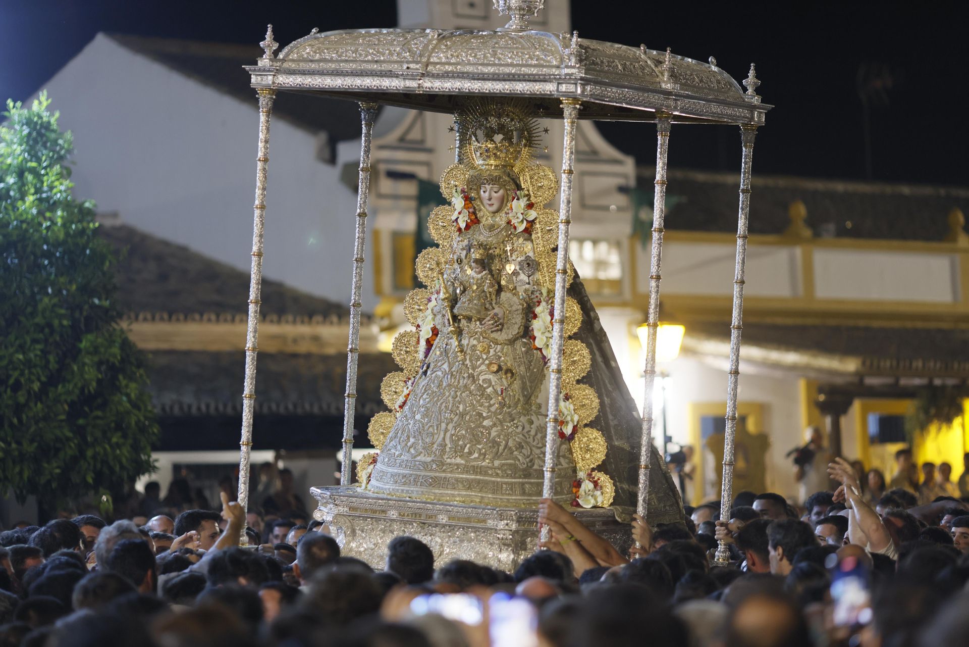 La Virgen del Rocío por la aldea almonteña