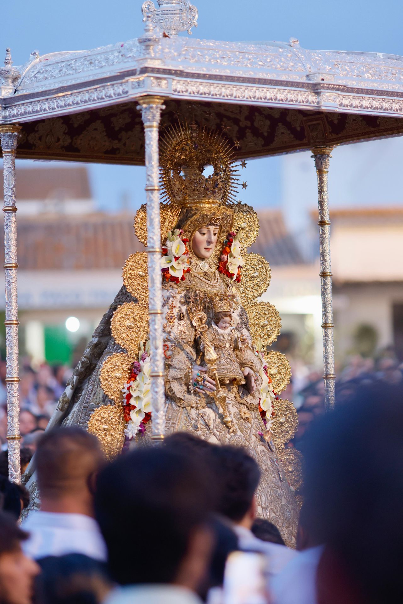 La Virgen del Rocío por la aldea almonteña