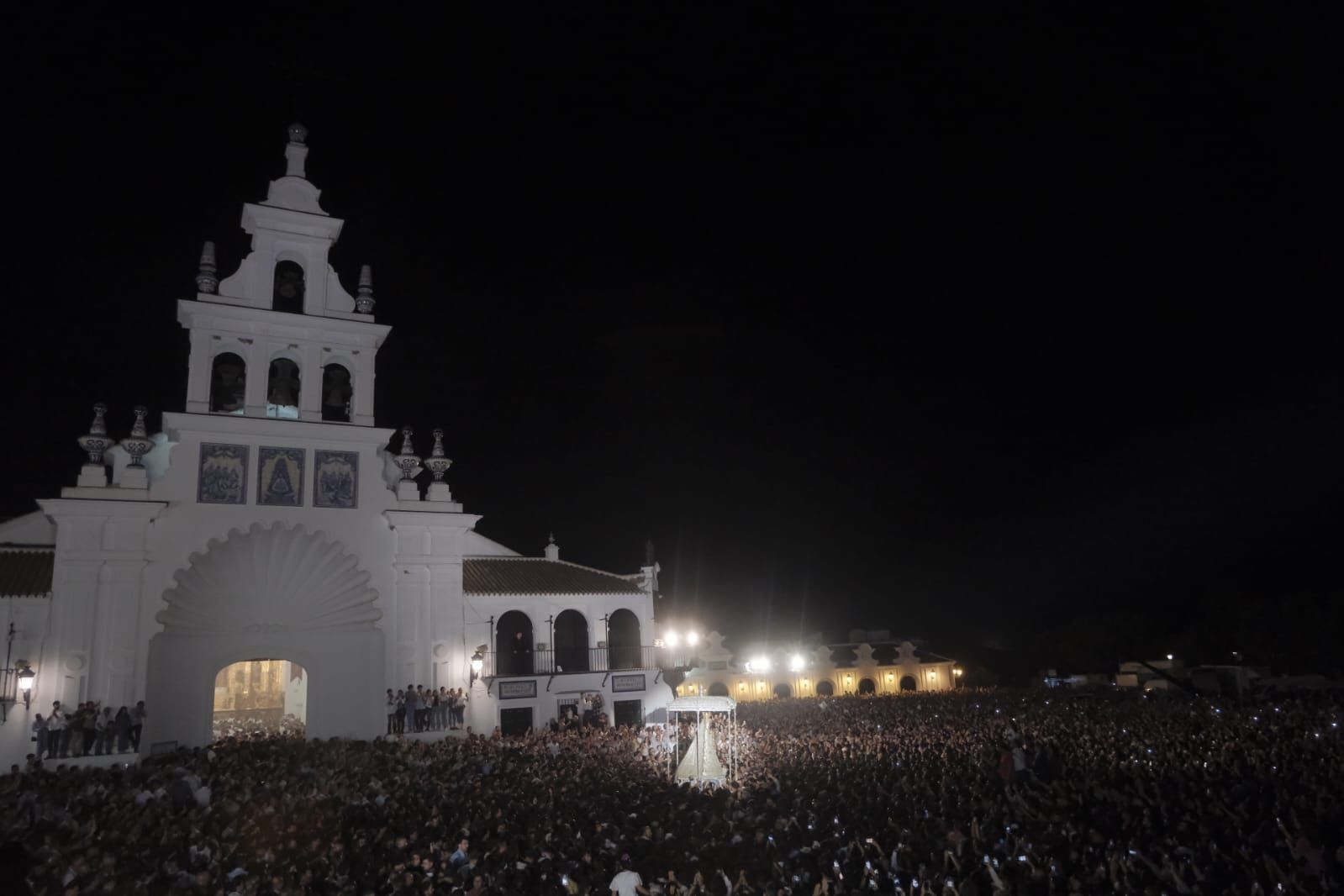 La Virgen del Rocío por la aldea almonteña