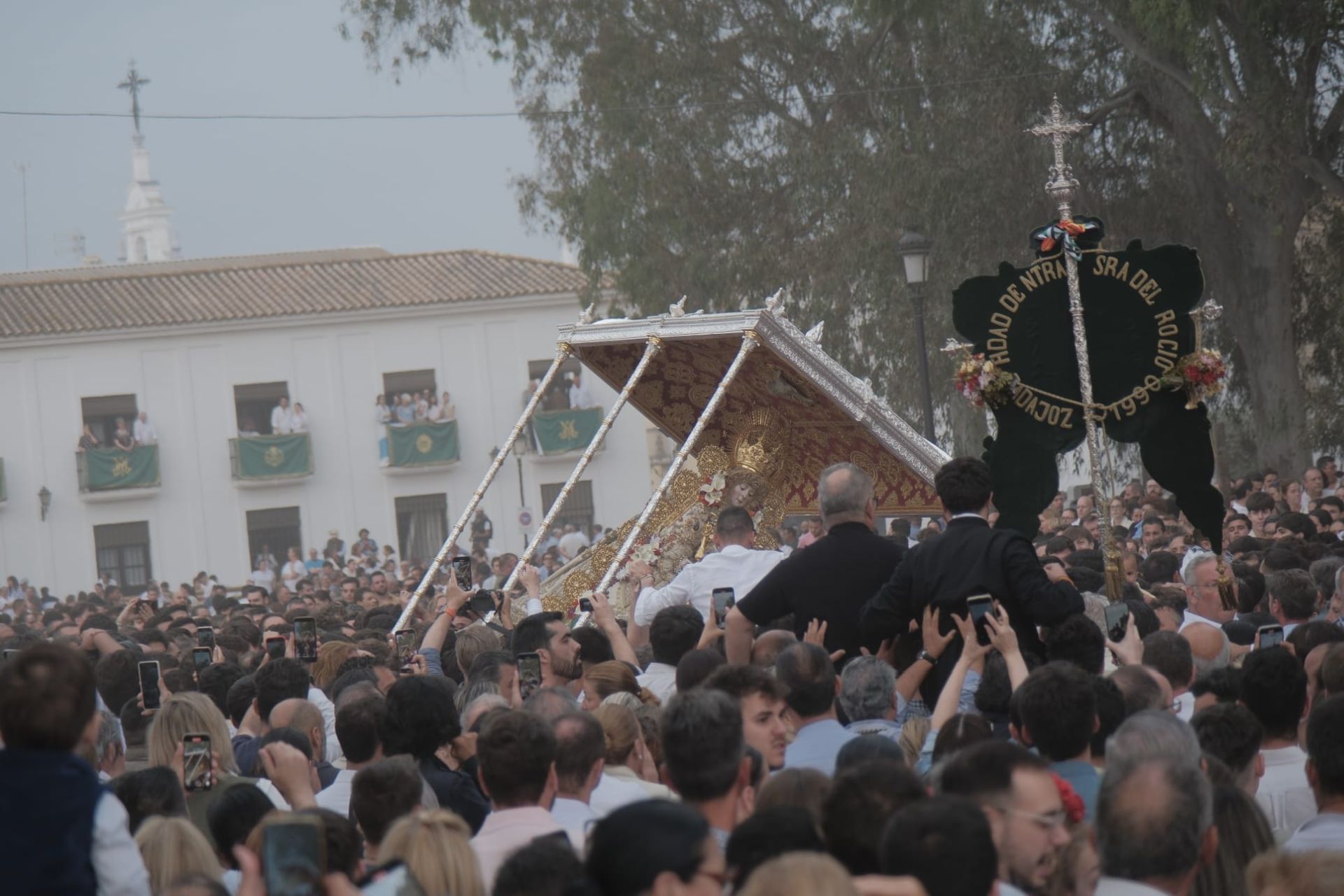 La Virgen del Rocío por la aldea almonteña