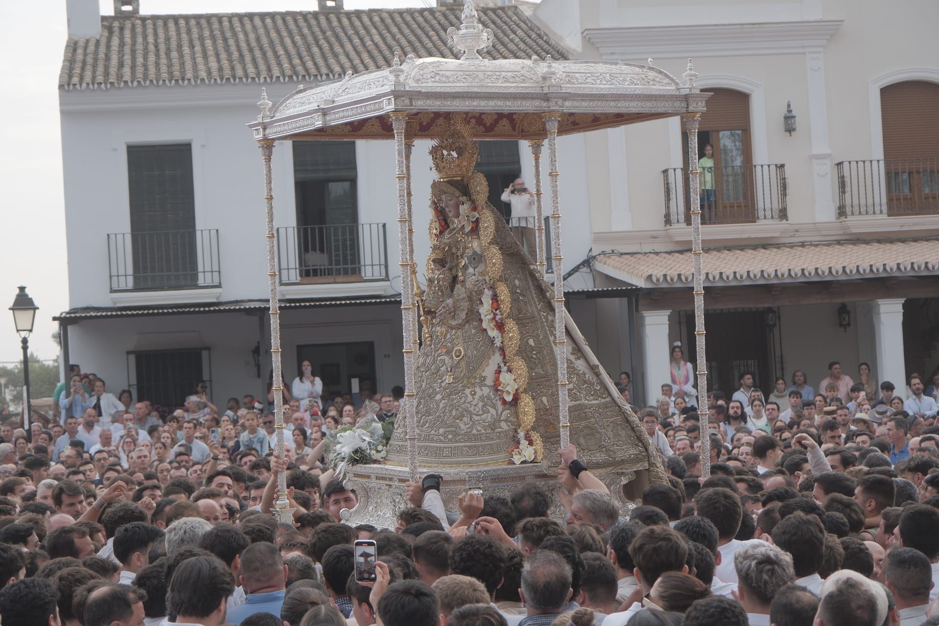 La Virgen del Rocío por la aldea almonteña