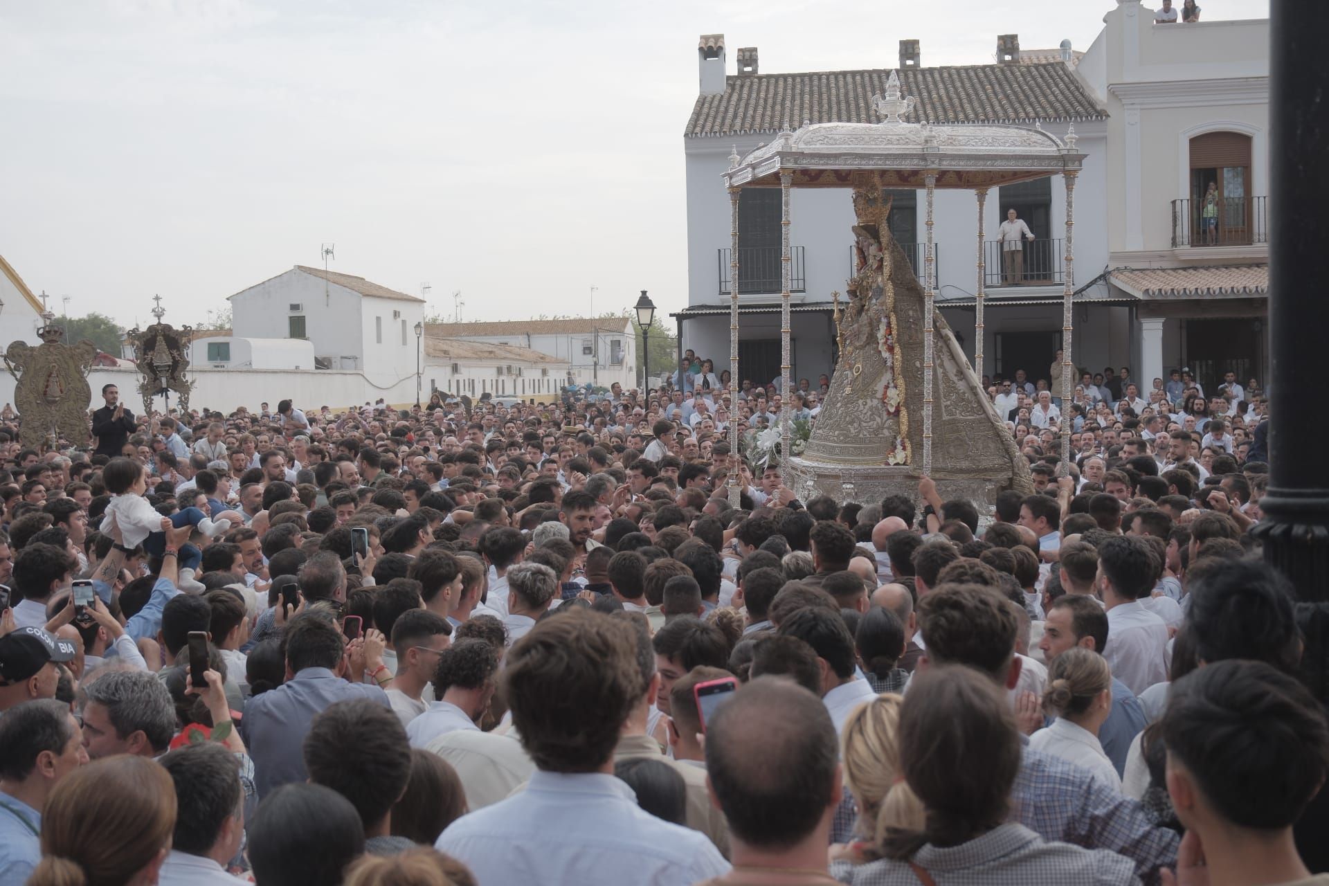 La Virgen del Rocío por la aldea almonteña