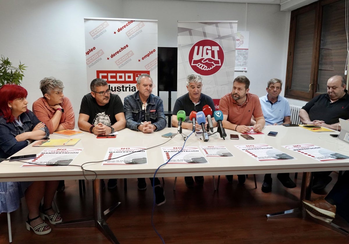Representantes de los sindicatos y de las organizaciones agrarias llaman de forma conjunta a la movilización en contra del cierre de Azucarera en La Bañeza (León)