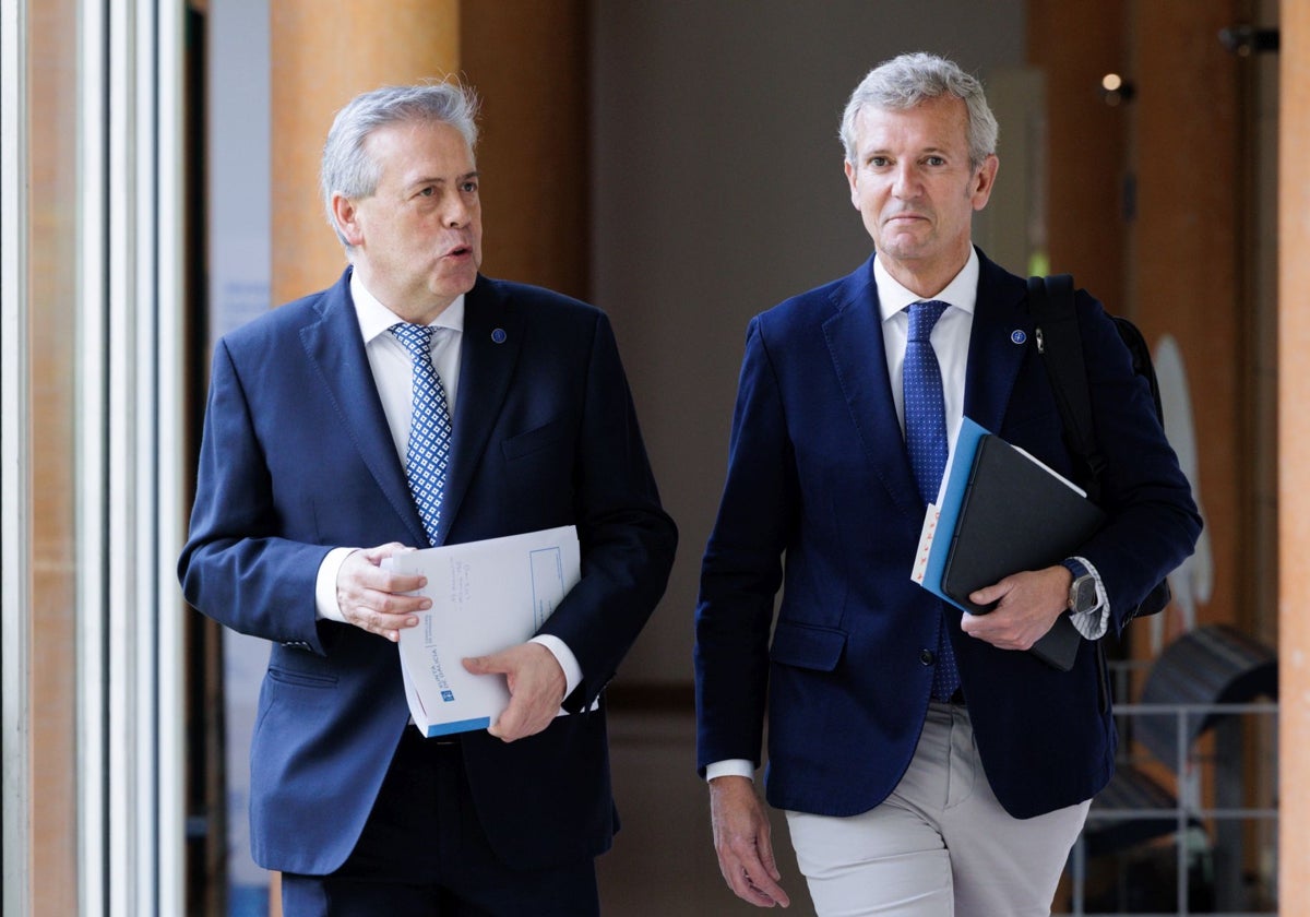 El presidente y el conselleiro de Sanidade, a su salida del Consello