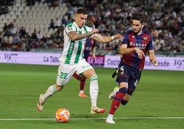 Carlos Isaac renueva con el Córdoba CF hasta 2026 y apuntala la defensa