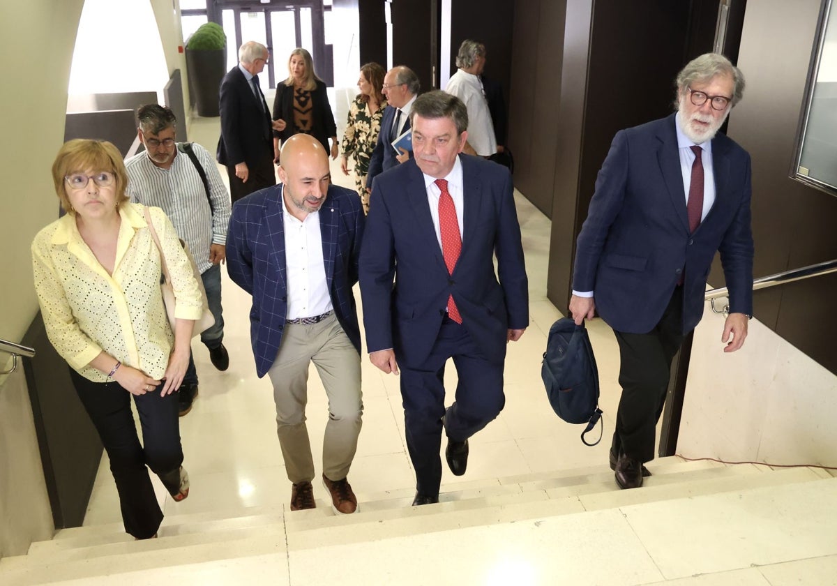 El consejero de la Presidencia, Luis Miguel González Gago; la secretaria de CCOO de Castilla y León, Ana Fernández; el secretario de UGT de Castilla y León Óscar Lobo y el presidente de la CEOE de Castilla y León, Santiago Aparicio