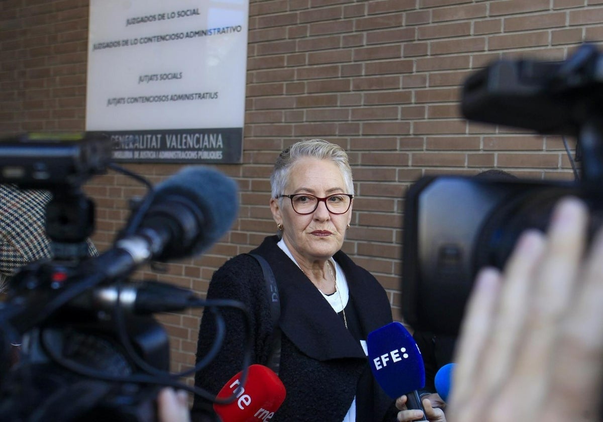 La abuela del niño que murió en Elda (Alicante), Marta González, en los juzgados