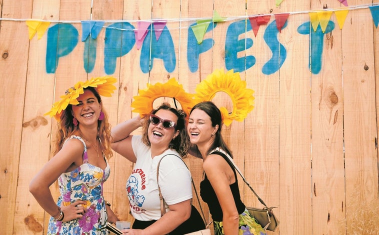Imagen principal - Los festivales en pueblos pequeños salpican la geografía de Castilla y León. Como ejempo, el PipaFest, en Villada (Palencia); Boinafest, en Arenillas (Soria) o Balboa, en El Bierzo
