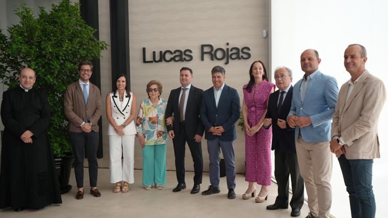 Foto de familia de representantes de Lucas Rojas, con políticos y el presidente de CECO