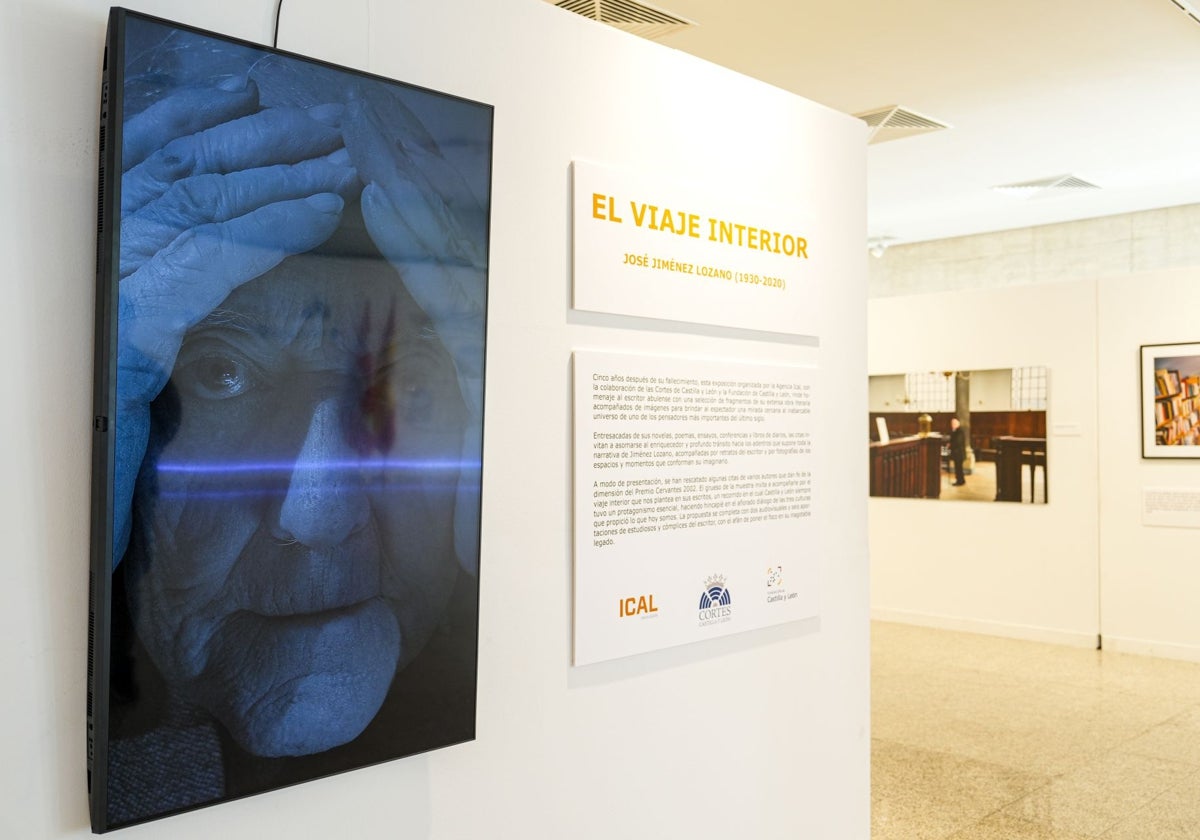 Entrada al espacio que acoge en las Cortes la exposición de Jiménez Lozano