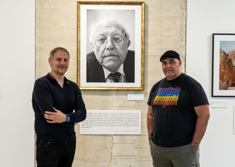 Imagen secundaria 1 - Sobre estas líneas, los comisarios de la muestra, César Combarros y Eduardo Margareto, y un collage sobre San Juan de la Cruz