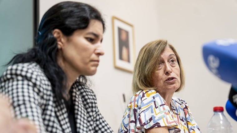 Imagen de la directora general de FESD, Julia Moreno, y la directora del Colegio Nuestra Señora de Loreto, María Dolores Esteban, este lunes en rueda de prensa