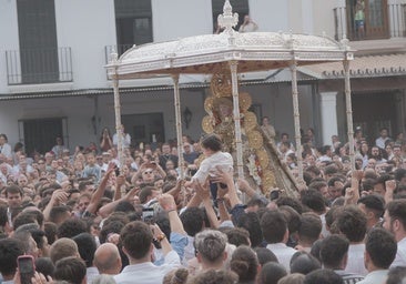 Todo el mundo quiso ser rociero en una procesión de masas que estrenó la ampliación del recorrido