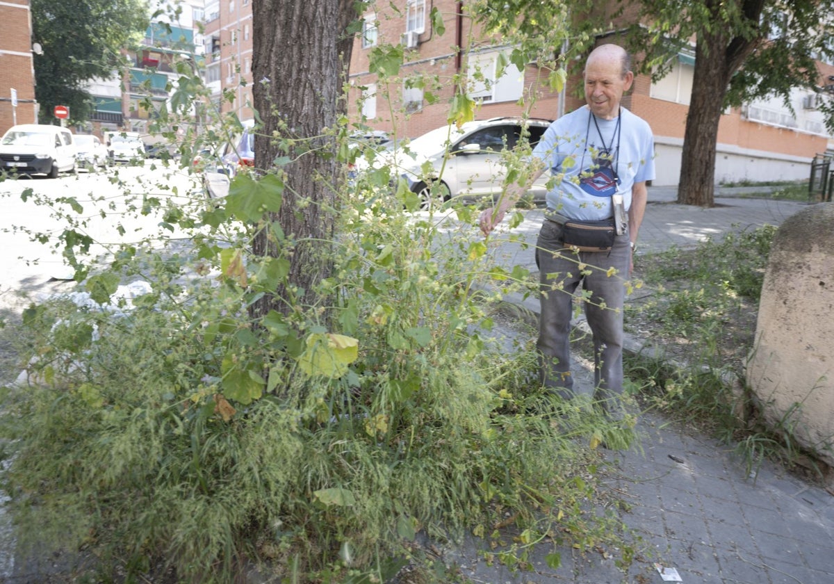 Abel Montalvo, vecino, muestra el abandono del barrio
