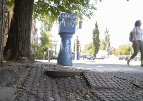 Imagen secundaria 1 - Arriba, basura acumulada. Abajo, pavimento reventado y unas calzadas en evidente mal estado en las calles del barrio