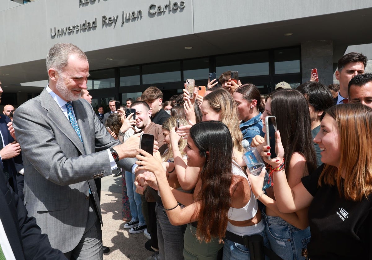 El Rey, junto a los jóvenes, a las puertas del Rectorado de la Universidad Rey Juan Carlos en Móstoles