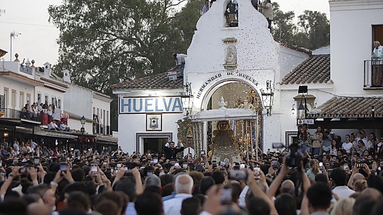 La Virgen ante la hermandad de Huelva