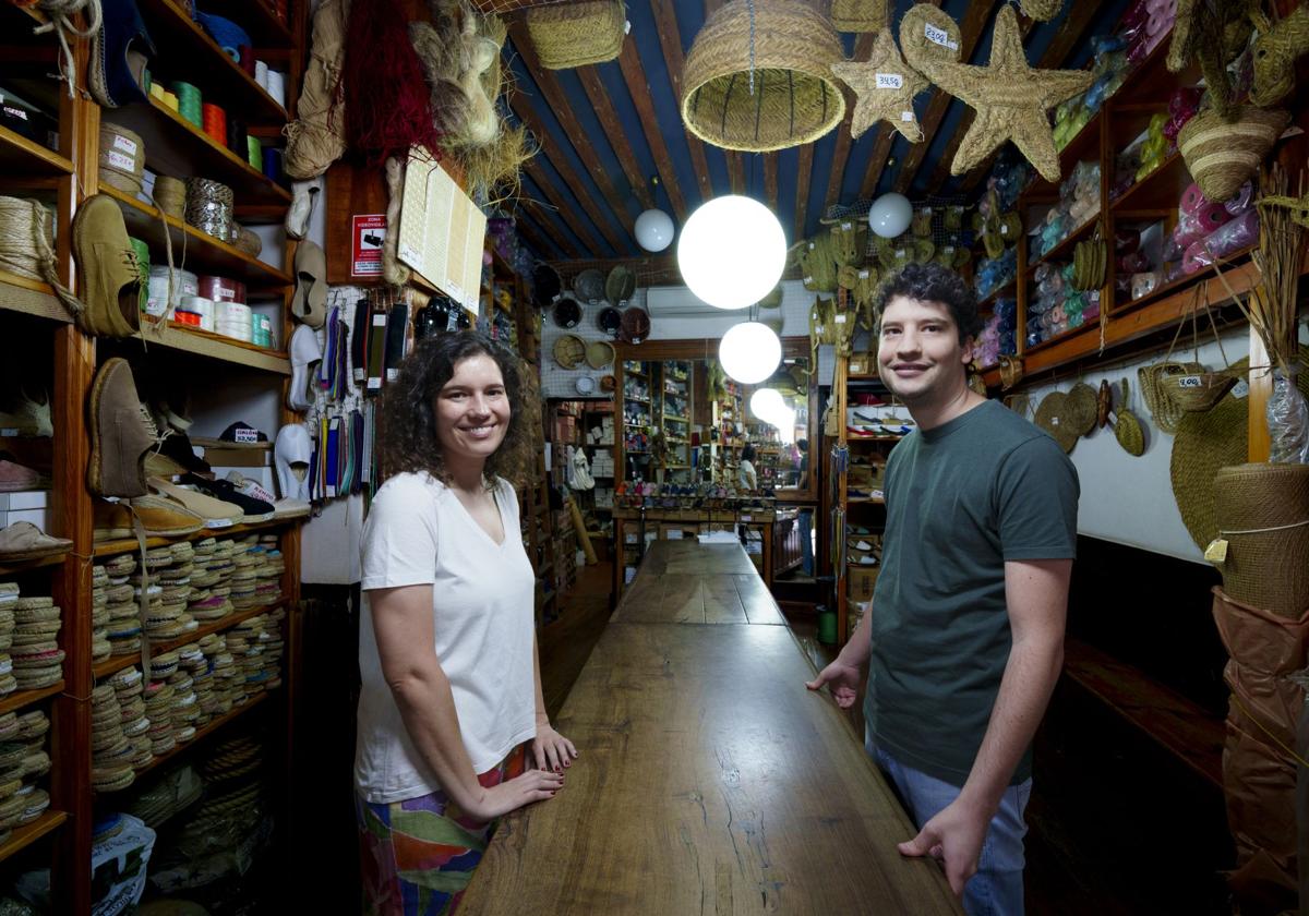 Los hermanos Marta y Jesús Hernánz, en el mismo mostrador donde despachaban sus antepasados