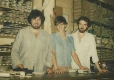 Imagen secundaria 1 - Arriba, el abuelo Jesús (der.) junto a la tía Juana y el tío José. Debajo, un empleado entre Antonio y Jesús, padre de los actuales responsables de la tienda