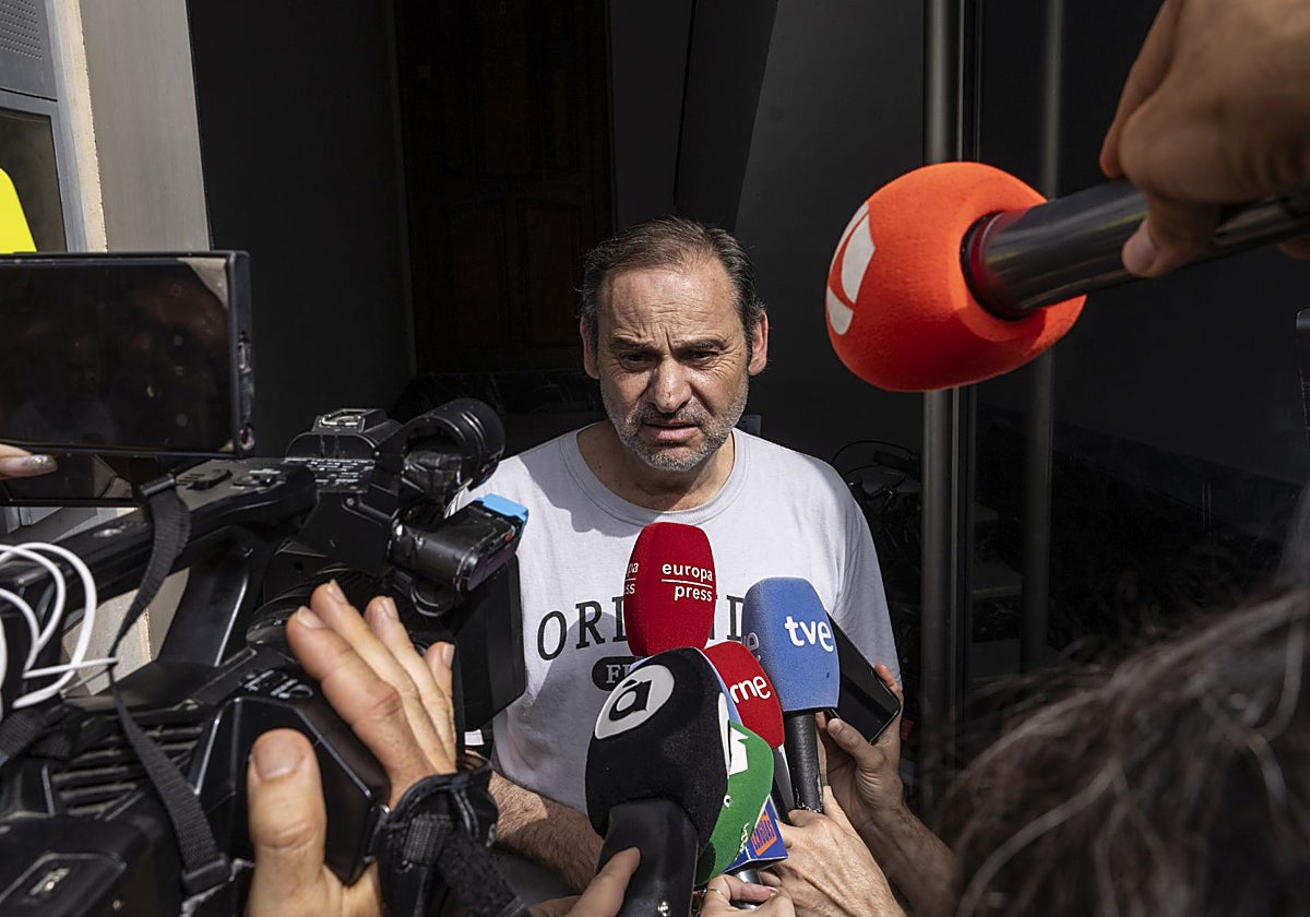 El ex ministro José Luis Ábalos, este martes, a las puertas de su piso en Valencia