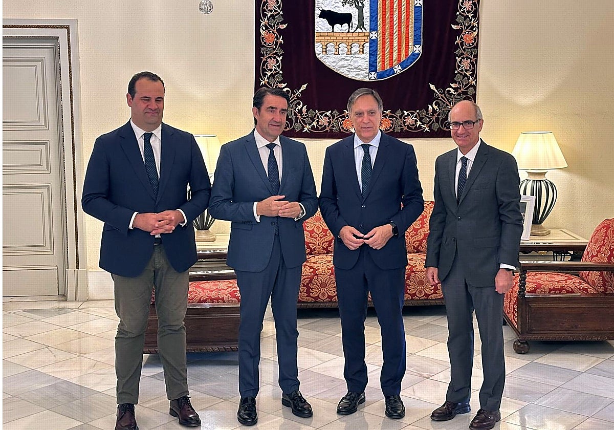 El consejero de Medio Ambiente y Vivienda, Suárez-Quiñones (2I), junto alcalde de Salamanca, Carlos García Carbayo; el alcalde Santa Marta (1I), David Mingo, y el presidente de la Diputación (1D), Javier Iglesias, durante la firma del acuerdo .