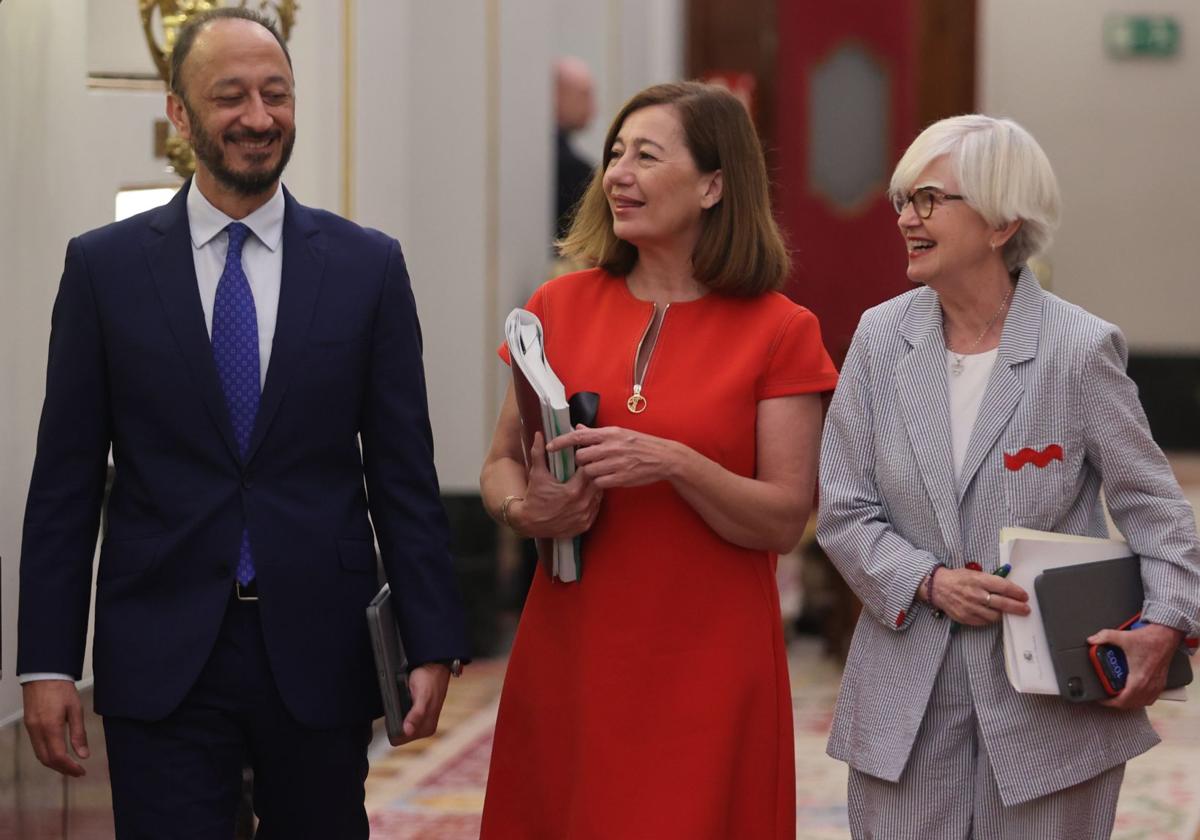 Francina Armengol, presidenta del Congreso, junto a dos miembros de la Mesa