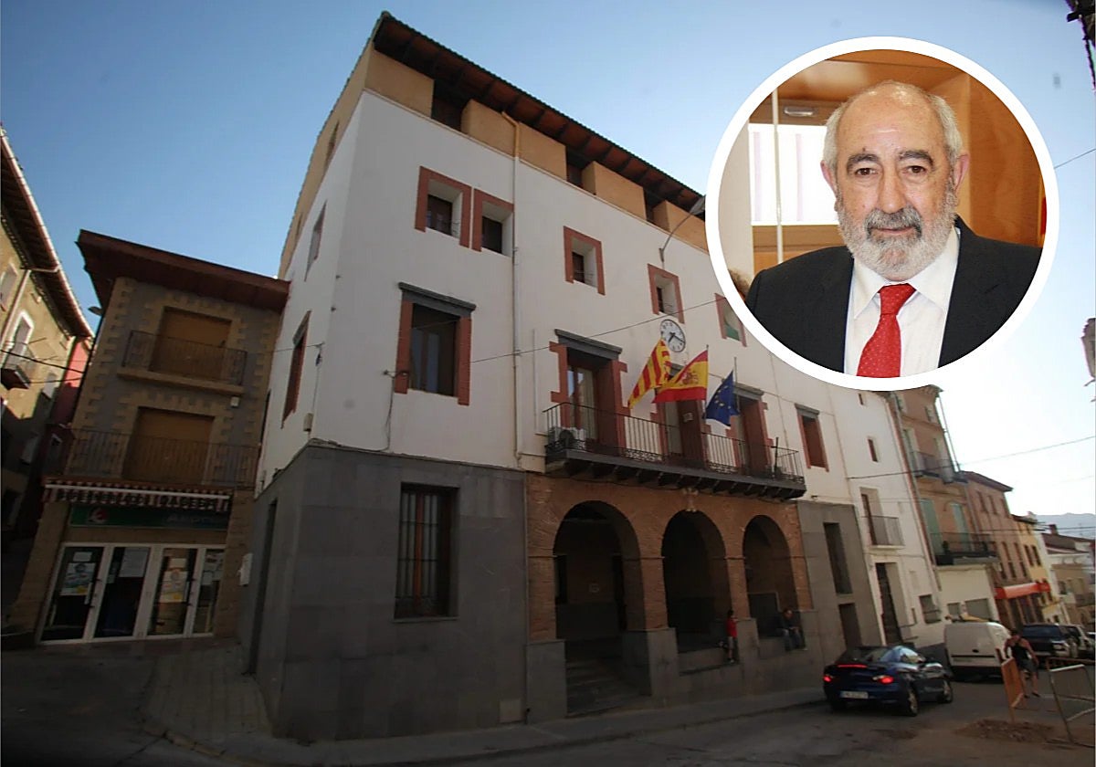 El Ayuntamiento de Aguarón a cuyas arcas municipales Lucio Cucalón (derecha) ha hecho más de un roto