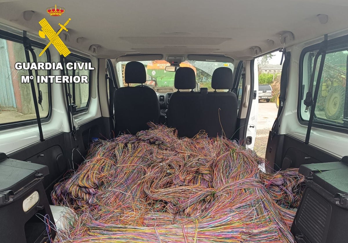 Furgoneta utilizada por el grupo con gran cantidad de cable pelado en su interior
