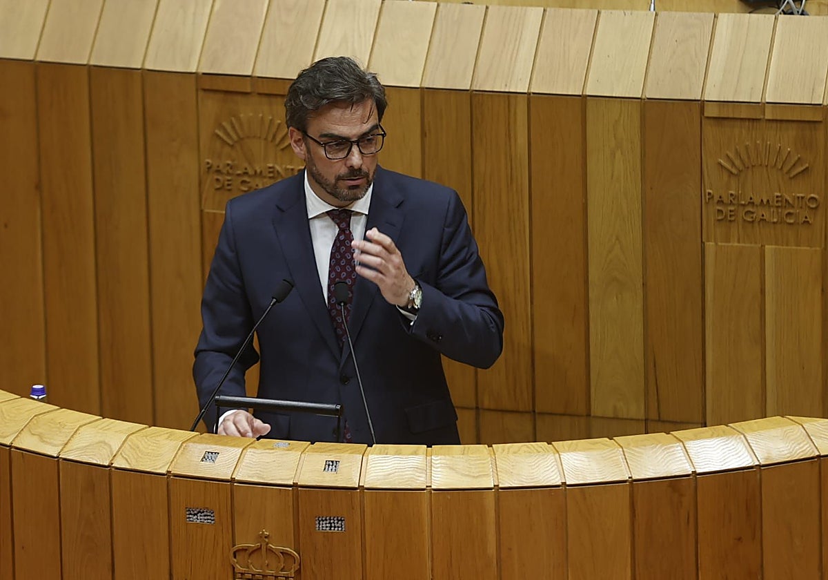 El conselleiro de Presidencia, Xustiza e Deportes, Diego Calvo, en el Parlamento