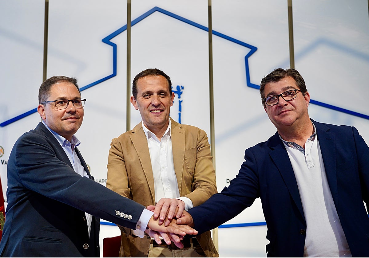 El presidente de la Diputación de Valladolid, Conrado Íscar, firma con el presidente provincial de Cruz Roja, Juan José Zancada, y con el presidente de Cáritas Diocesana de Valladolid, Guenther Eduardo Boelhoff, los convenios en materia social