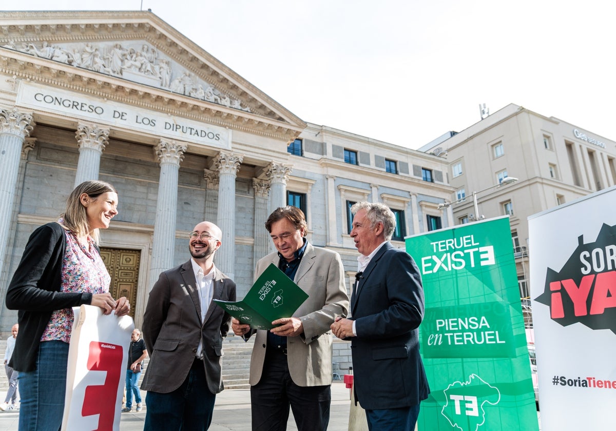 Los portavoces de las plataformas de la España vaciada, Cuenca Ahora, Soria ¡YA! y Teruel Existe, frente al Congreso de los leones en septiembre de 2024