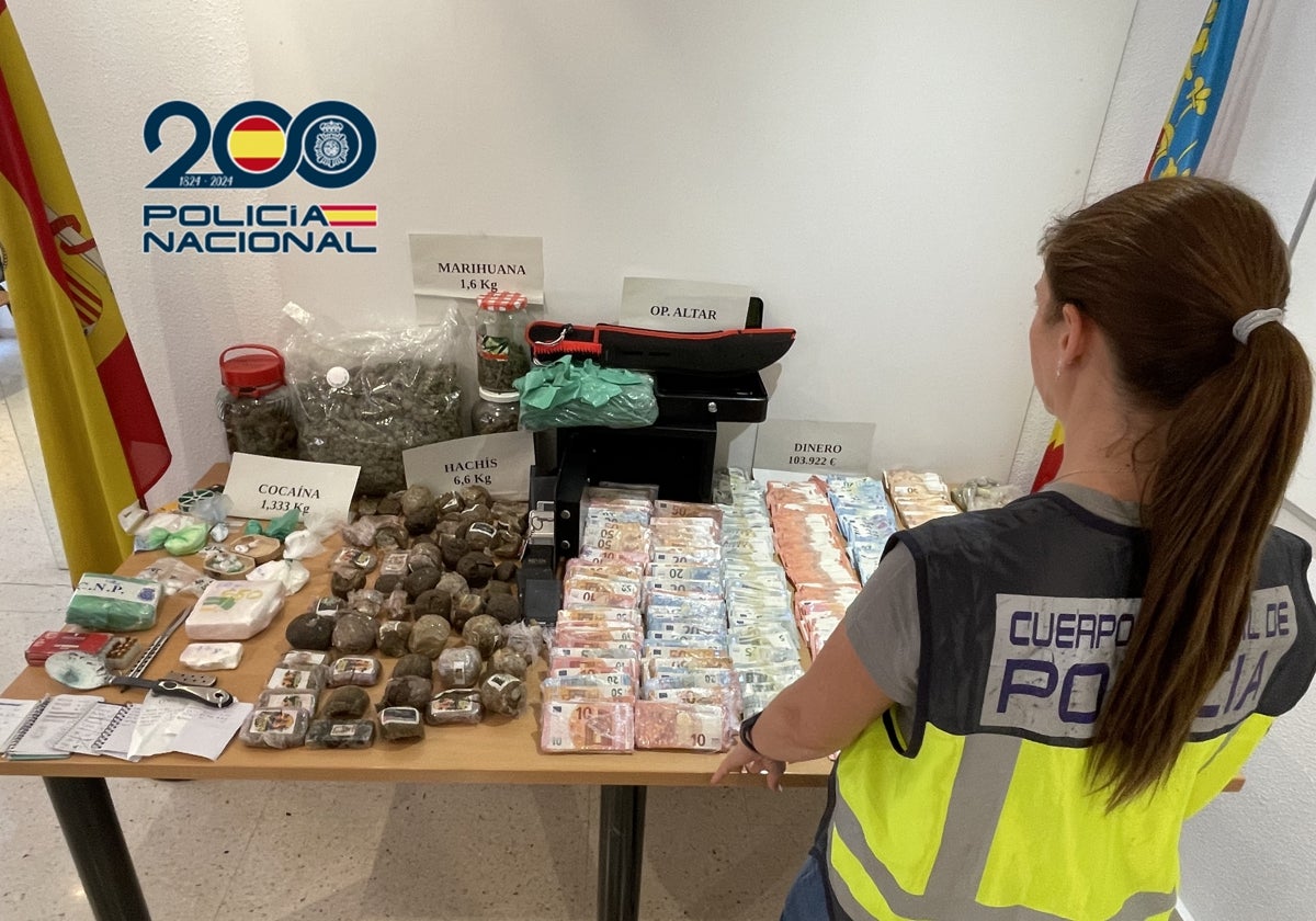 Imagen de toda la droga intervenida en un punto de venta de la localidad valenciana de Torrent