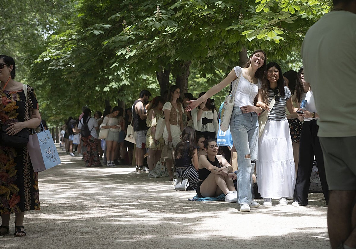 Ciudadanos en El Retiro durante una visita a la Feria del Libro