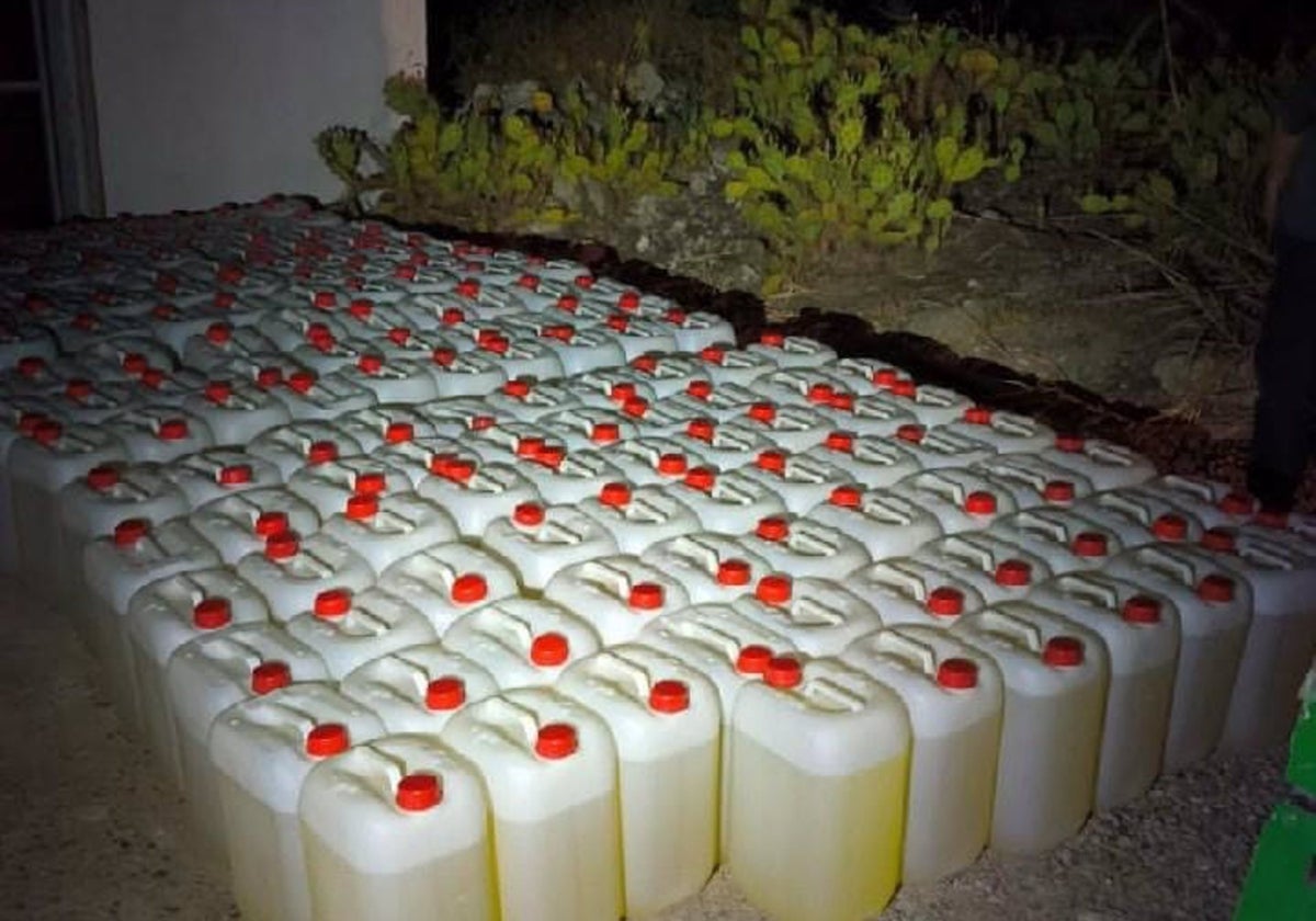 Petacas con combustibles para abastecer a narcolanchas