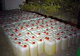 Detenidas seis personas al intervenir 302 petacas con gasolina y embarcaciones en Cádiz