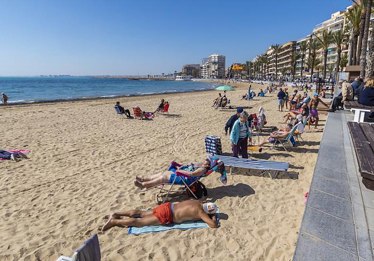 Imagen de archivo de la playa del Cura en Torrevieja