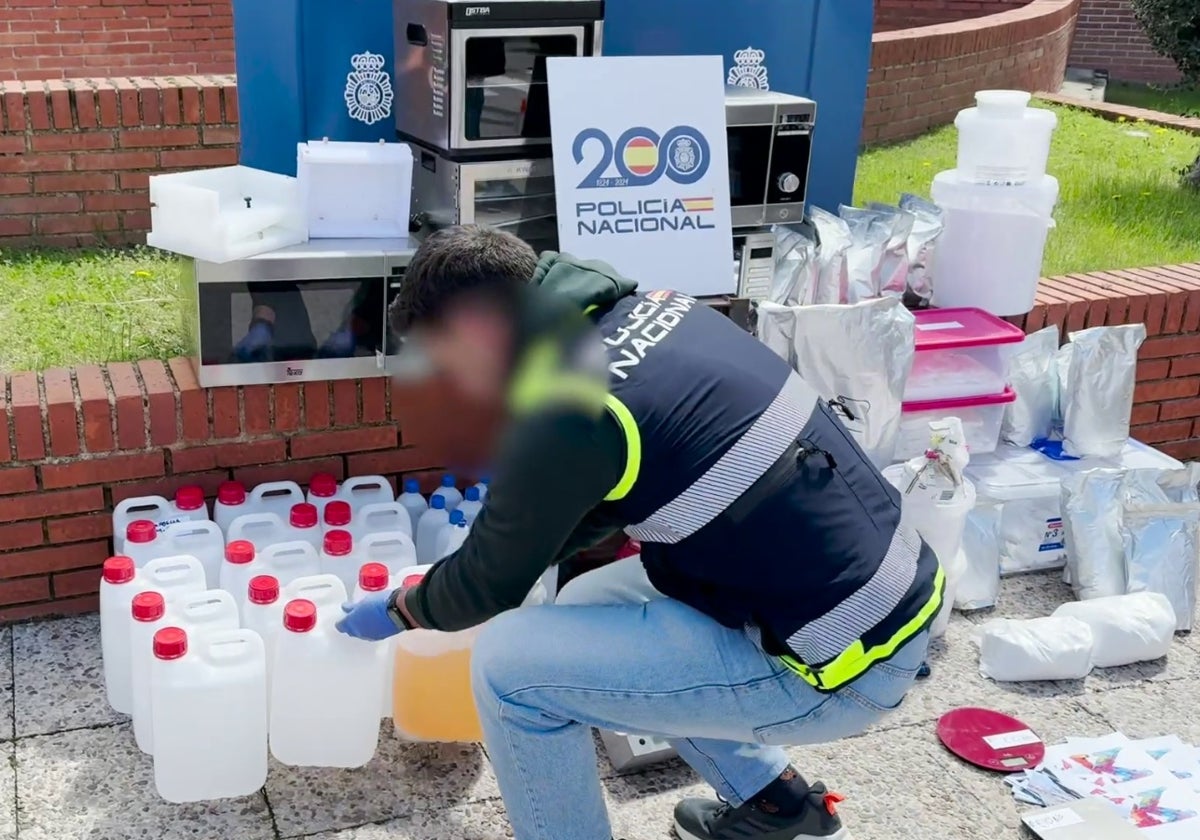 Un agente de la Policía Nacional recoge los útiles empleados por la red para procesar la cocaína