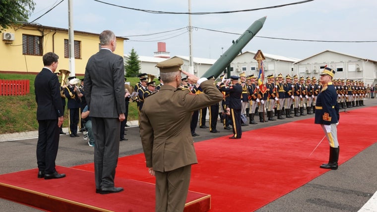 El Rey, a su llegada al campo de maniobras, donde ha sido recibido con honores militares