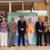 Ana Tárrago, en el centro, junto al consejero José Antonio Nieto, hoy en Granada
