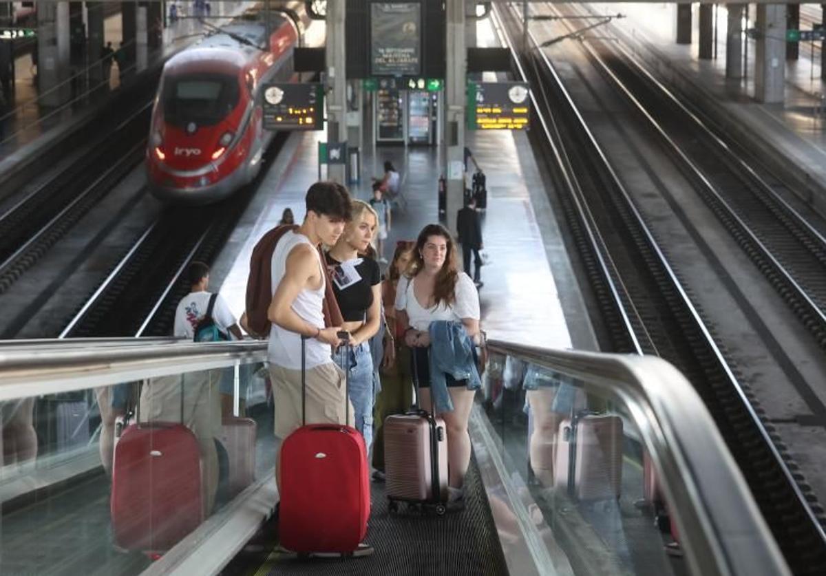 Dos jóvenes en la estación de trenes de Córdoba